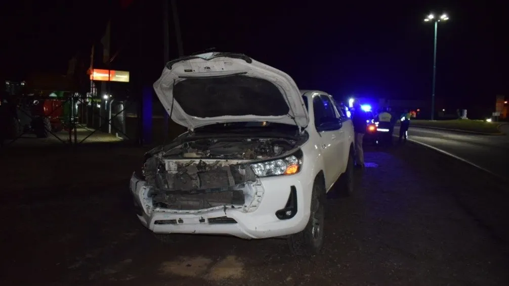 Una camioneta despistó y destruyó un emplazamiento en la rotonda de 226 y Calfucurá